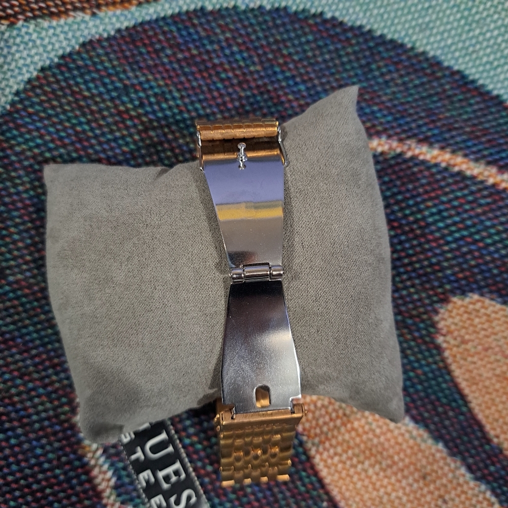 🌈GUESS WATCH IN ROSE GOLD - Picture 3 of 9